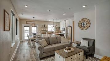 Televisio, kirjoja, stereot, työhuone