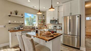 Geladeira, micro-ondas, fogão, cooktop