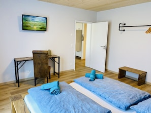 2 bedrooms, travel cot, free WiFi, bed sheets