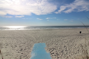 Ranta lähistöllä, aurinkotuoleja