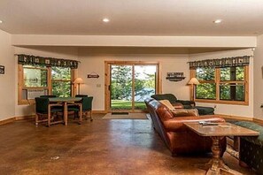 Smart TV, caminetto, libri