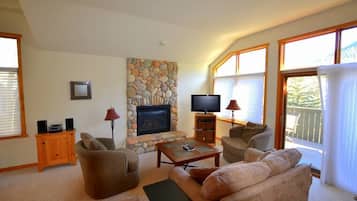 Fernseher, Kamin, DVD-Player