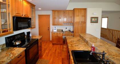 Luxury Condo with A/C – close to RMNP