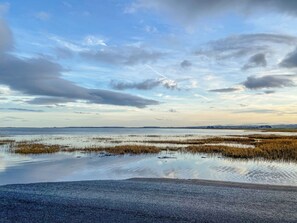 Eine flache Landschaft mit Wasser und Himmel.