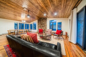 تلفزيون، مدفأة، كُتُب