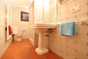 Baignoire, sèche-cheveux, serviettes fournies