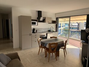 TV - Magnificent 3-room apartment close to the sea, swimming pool, beach, shops all within walking distance (Mandelieu-la-Napoule)