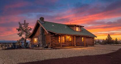 Mountain View Cabin Oasis near Smith Rock on Multi-acre Property, Dog-Friendly!