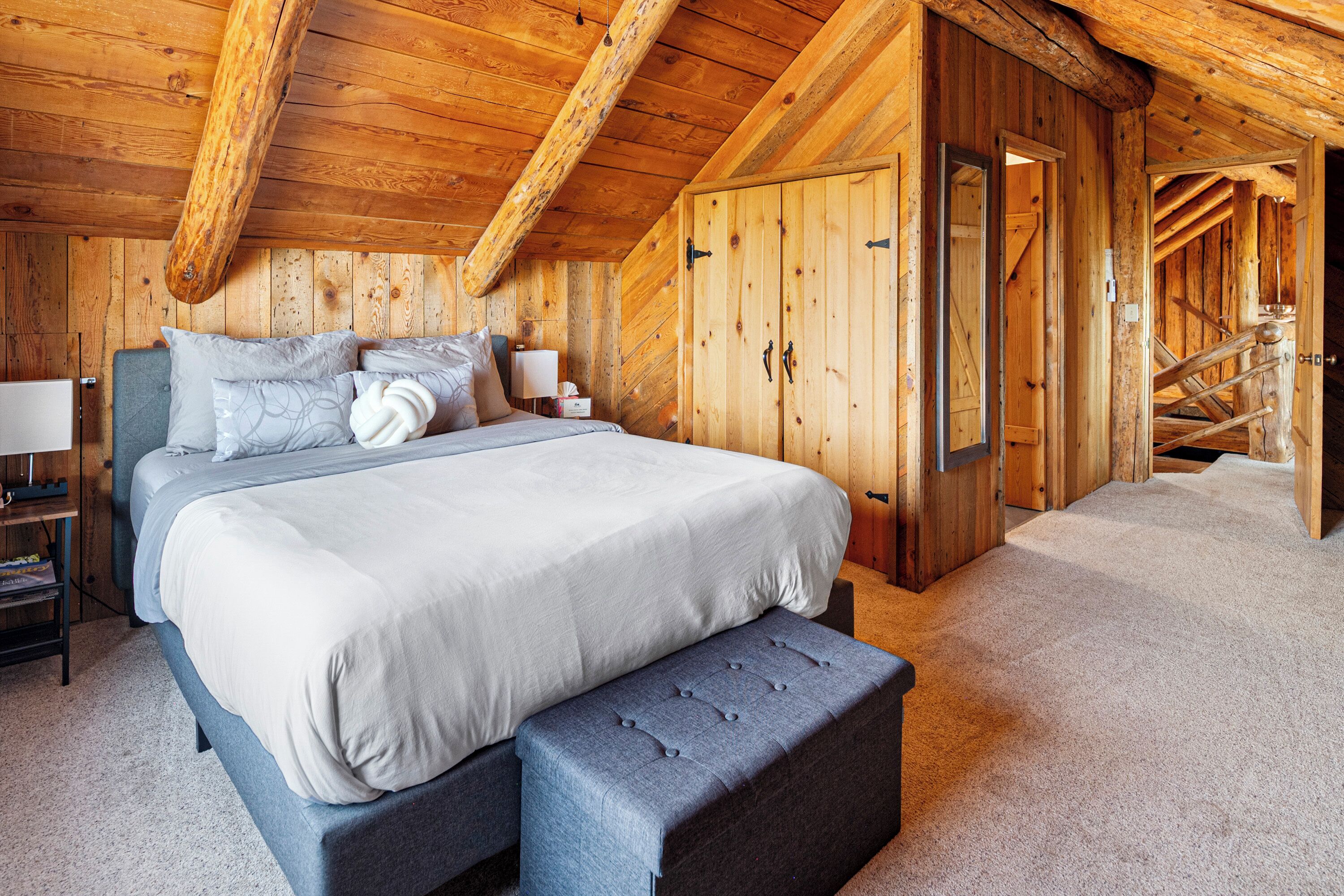 3 chambres, coffres-forts dans les chambres, bureau, rideaux occultants