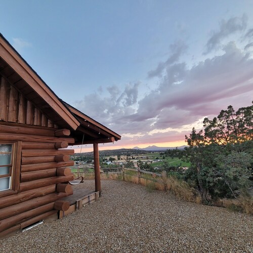 Mountain View Cabin Oasis near Smith Rock on Multi-acre Property, Dog-Friendly!
