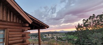 Mountain View Cabin Oasis near Smith Rock on Multi-acre Property, Dog-Friendly!