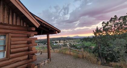 Mountain View Cabin Oasis near Smith Rock on Multi-acre Property, Dog-Friendly!