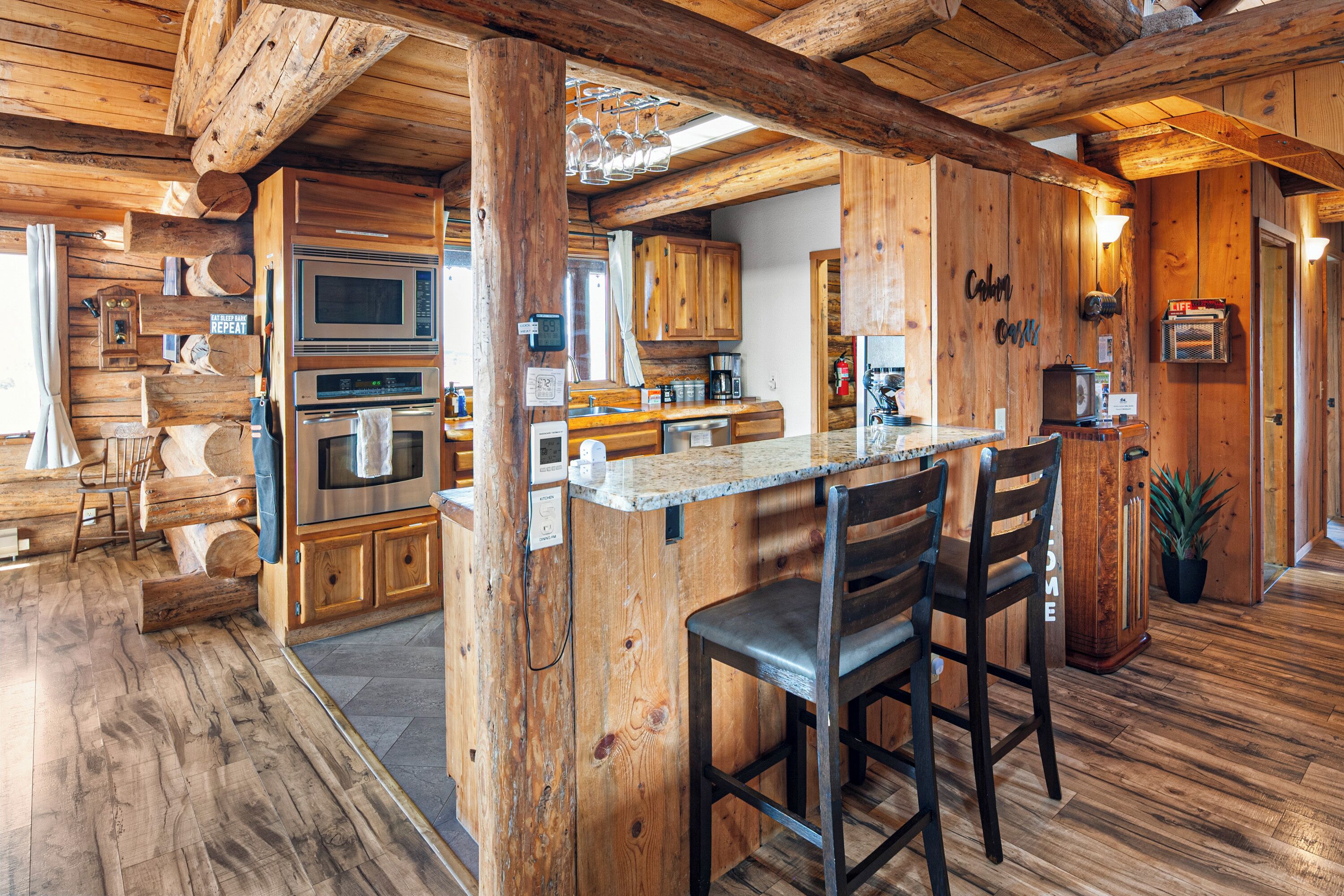 Réfrigérateur, four à micro-ondes, un four, surface de cuisson