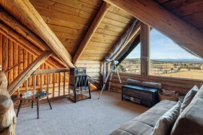 TV connectée, lecteur de DVD, baby-foot, livres