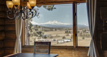 Mountain View Cabin Oasis near Smith Rock on Multi-acre Property, Dog-Friendly!