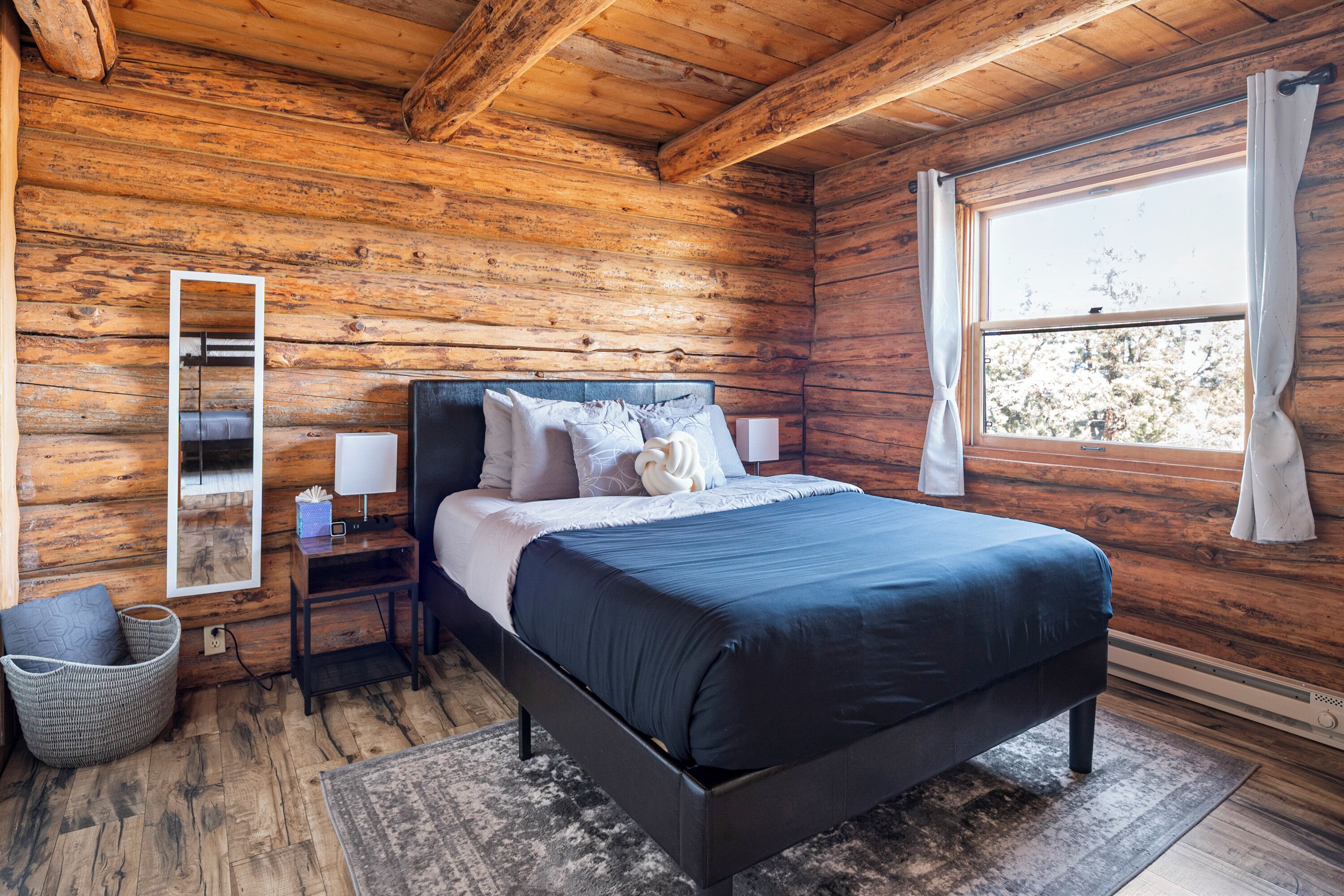 3 quartos, cofres nos quartos, escrivaninha, cortinas blackout