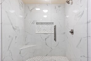 Combined shower/bathtub, hair dryer, towels - Stylish 1BR Condo w/ Bay View! Balcony, Pool, Tiki Bar, Tram to Beach & Wharf (Miramar Beach)