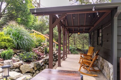 Sky Laurel Cottage - 3 bed 2 bath home, 1 mile Walk to Blowing Rock, pet friendly