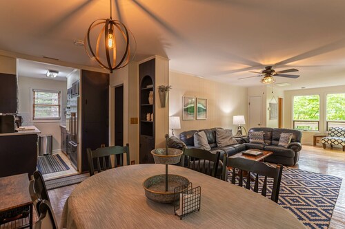 Sky Laurel Cottage - 3 bed 2 bath home, 1 mile Walk to Blowing Rock, pet friendly