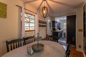 Dining - Sky Laurel Cottage - 3 bed 2 bath home, 1 mile Walk to Blowing Rock, pet friendly (Blowing Rock)