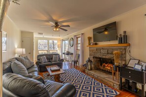 TV, fireplace, video games - Sky Laurel Cottage - 3 bed 2 bath home, 1 mile Walk to Blowing Rock, pet friendly (Blowing Rock)