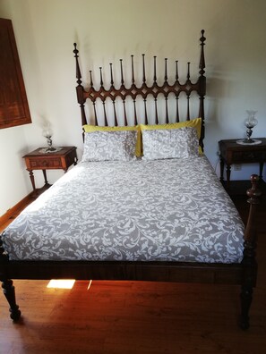 3 slaapkamers, een bureau, een strijkplank/strijkijzer, wifi