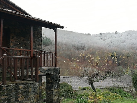 Exterior. Casa Tradicional no Nordeste Transmontano