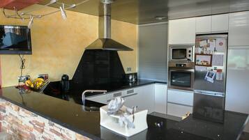 Mikrobølgeovn, opvaskemaskine, kaffe-/temaskine, spisebord