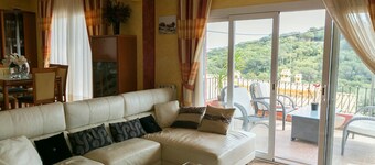 Villa close to the center w/ pool & garden (H30)