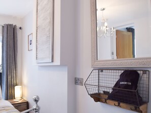 1 bedroom, free WiFi, bed sheets - Ravens Walk Apartment (West Cross)