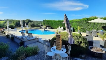 Een buitenzwembad en een verwarmd zwembad