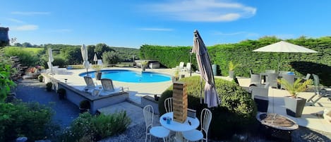 Una piscina al aire libre, una piscina climatizada