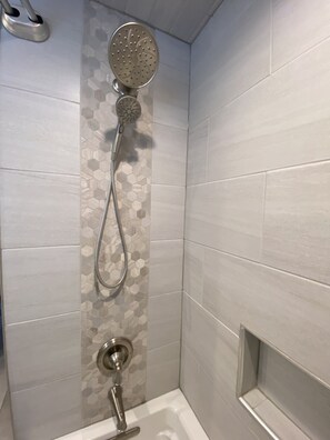 Combined shower/tub, jetted tub, towels, soap - Ryder Cup - Premier Location! (Sheboygan)