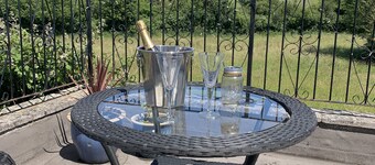 Cosy First Floor rural Apartment with Views