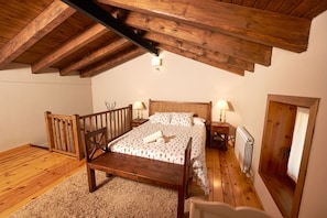 3 bedrooms, iron/ironing board, internet, bed sheets