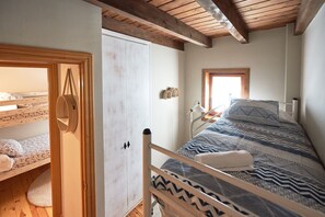 3 chambres, fer et planche à repasser, accès à Internet, literie fournie