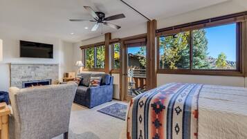 1 habitación, escritorio, tabla de planchar con plancha y cuna de viaje