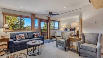 1 habitación, escritorio, tabla de planchar con plancha y cuna de viaje