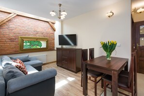 Appartement Confort | Salle de séjour | Télévision LCD de 42 pouces avec chaînes numériques, télévision