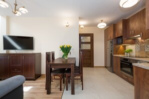 Apartamento Confort | Zona de estar | Televisión LCD de 42 pulgadas con canales digitales, una televisión