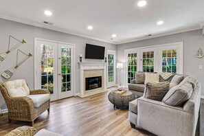 TV, fireplace - 132 Evian Villa Pool, Tennis, Pickleball & Beach (Hilton Head Island)