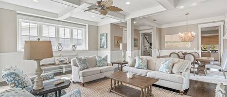 智能電視、壁爐、書籍