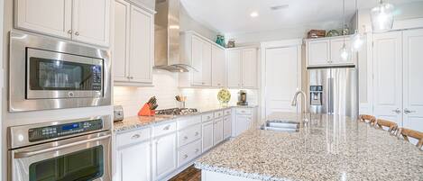 冷蔵庫、電子レンジ、オーブン、コンロ