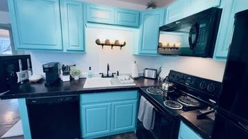 Frigorífico, microondas, horno y placa de cocina