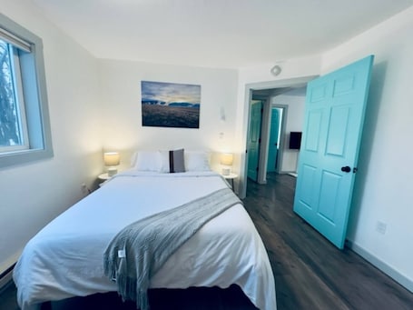 2 bedrooms, iron/ironing board, free WiFi, bed sheets. Crescent Lake condo at Lakes Basin Village