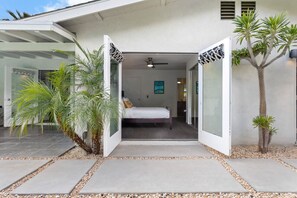 4 habitaciones, escritorio y tabla de planchar con plancha 