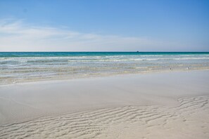 På stranden