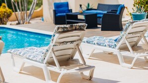 A poolside area with lounge chairs and a table. - 3Br W/ensuite Ba Near Beaches Private Pool&Jacuzzi (Noord)