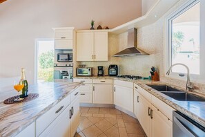Coffee/tea maker, fridge, microwave, oven - 3Br W/ensuite Ba Near Beaches Private Pool&Jacuzzi (Noord)