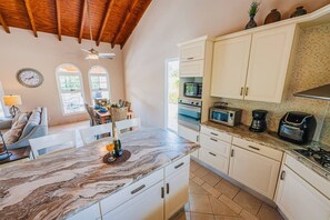 Coffee/tea maker, fridge, microwave, oven - 3Br W/ensuite Ba Near Beaches Private Pool&Jacuzzi (Noord)
